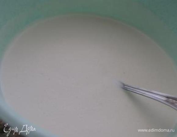 Добавить муку, молоко и кокосовую стружку, тщательно перемешать.