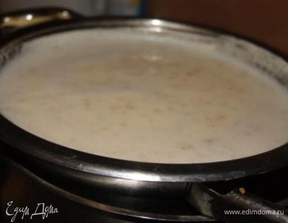 Поставить крем на водяную баню ,варить до загустения, при постоянном помешивании.