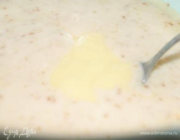 Крем остудить, добавить сгущенное молоко, тщательно перемешать. Отправить в холодильник.