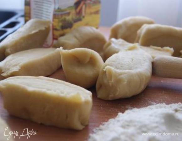 Тесто разделить на 10 кусочков.