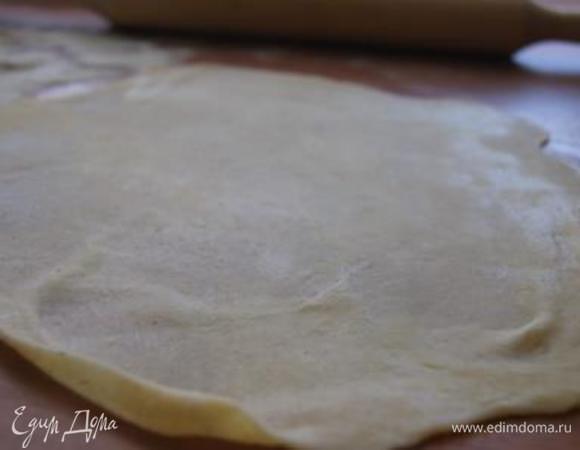 Раскотать в тонкие коржи.