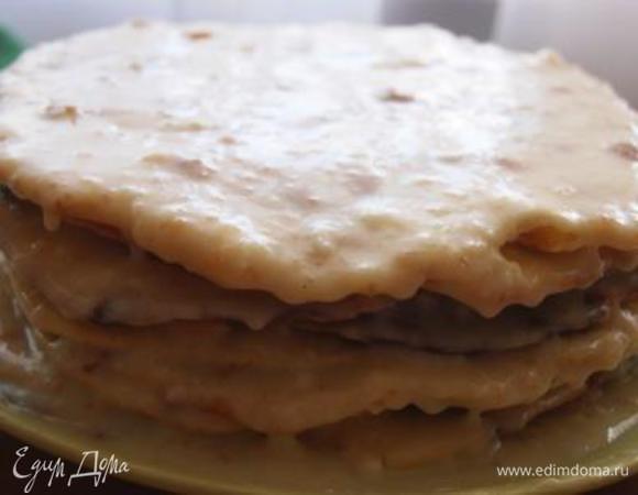 Собрать торт, не жалея крема, придавить тарелкой и отправить в холодильник минимум на 5 часов. Один корж (самы кривой) измельчить для посыпки.