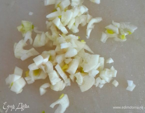 Чеснок измельчаем и к кабачкам.