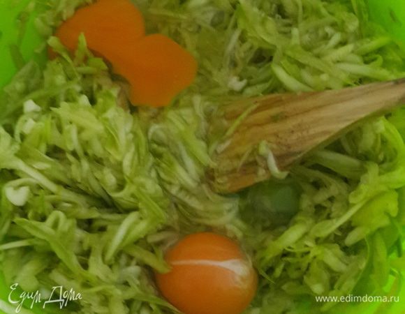 Добавляем яйца и манку ( можно муку). Мешаем и наше тесто готово. Солим   и перчим. Тесто должно быть густое. ( тесто как для кабачковых оладьей).