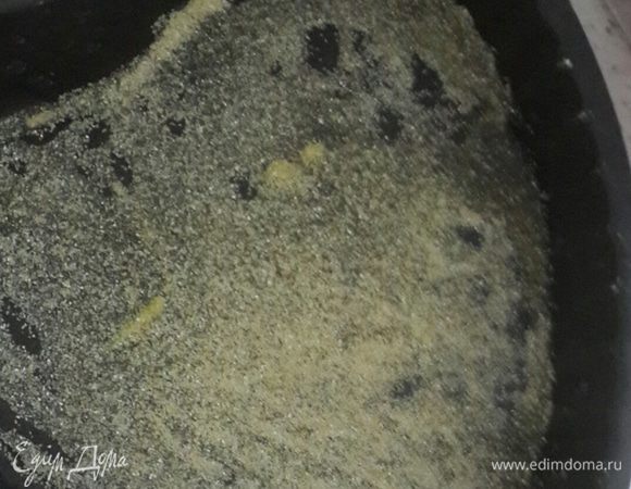 Форму смазываем маслом и посыпаем манкой. Выкладываем наше псевдо-тесто.