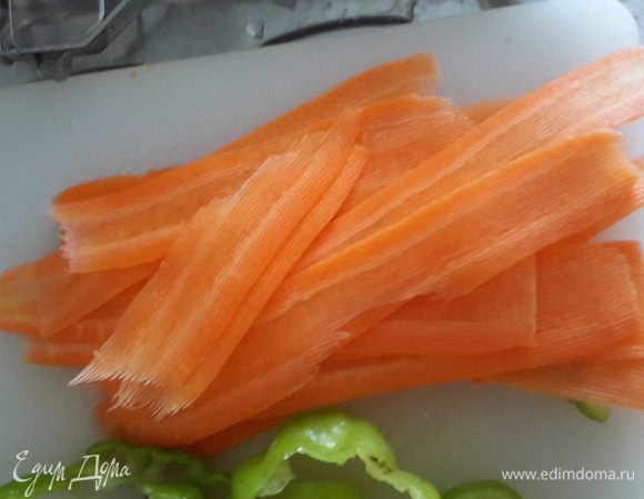 Овощерезкой режу морковь длинными ленточками. По кругу режу перец. 