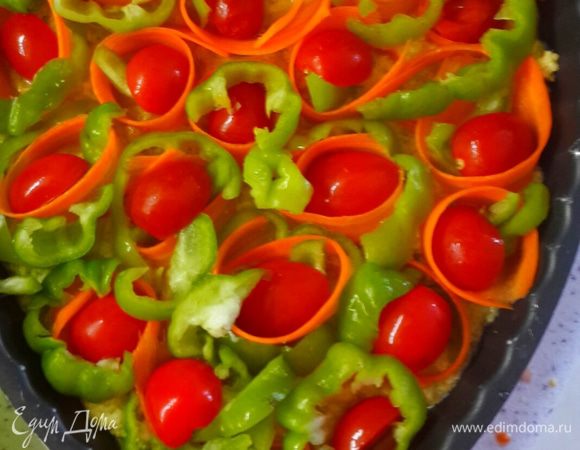 В центр кружочка кладем пол помидорки.