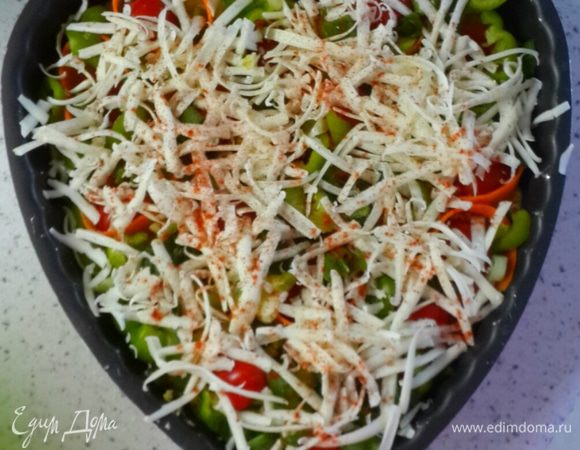 Трем сыр и в разогретую духовку на 30 мин 190 градусов. Потом я чуть уменьшила огонь. Смотрите по готовности.