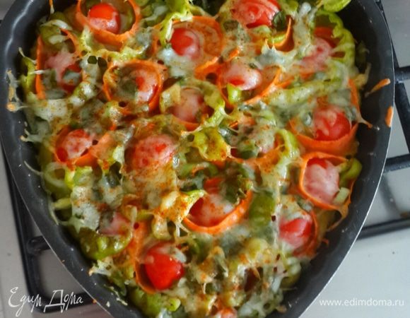 Вынимаем из духовки и посыпаем любимыми специями и не жалеем. Пицца должна быть пряной. В следующий раз я сделаю еще более пикантнее.