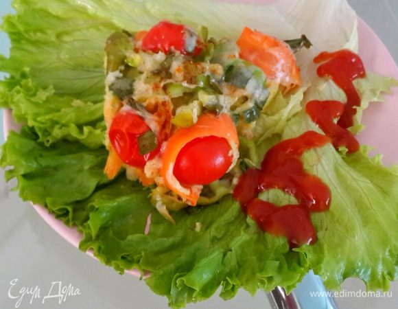 Подаем на салатных листьях. И куда же без кетчупа чили.... это же пицца)))) вот такая полезная, я даже сказала бы диетическая пицца готова. На вкус: приятная, нежная. У меня морковка и перец чуть хрустели,но мне это понравилось. Псевдо тесто напоминает кабачковые оладушки..... прелесть а не пицца))))) 