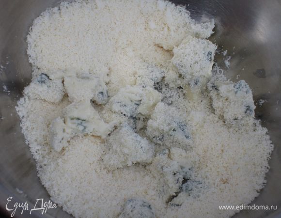 Горгонзолу нарезать маленькими кубиками, пармезан натереть на мелкой тёрке. Грецкие орехи порубить.