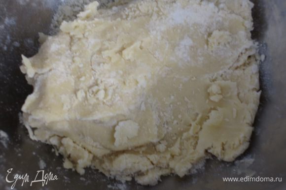 Соединить просеянную муку со сливочным маслом комнатной температуры, разрыхлителем, солью, перцем и замесить однородное тесто. Добавить горгонзолу и пармезан и хорошо вымесить тесто.