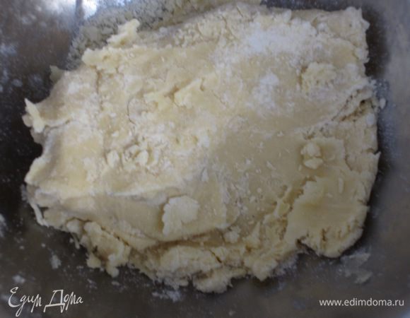 Соединить просеянную муку со сливочным маслом комнатной температуры, разрыхлителем, солью, перцем и замесить однородное тесто. Добавить горгонзолу и пармезан и хорошо вымесить тесто.