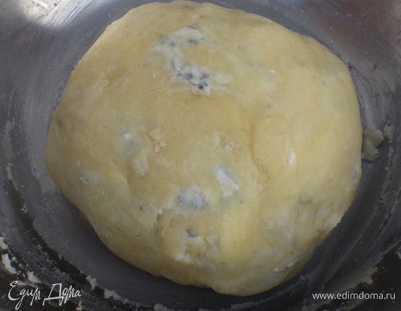 Сформировать шар, завернуть в пищевую плёнку и положить в холодильник на 30 минут.