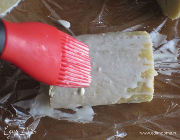 Разделить на 3 равные части и смазать сливками.