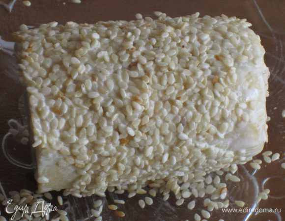 Одну часть обвалять в орехах, вторую-в кунжуте, третью-в тыквенных семeчках.