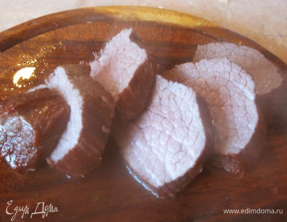 Готовую, по моему вкусу, говядину я нарезал ломтиками средней ширины поперек волокон.