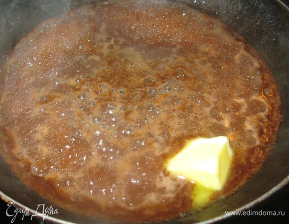 Добавил огонь под сковородкой, чтобы оставшееся вино закипело. Посолил, поперчил и положил в него кусок сливочного масла (пятьдесят грамм). 