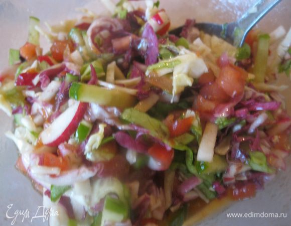 Из остатков овощей сделал салат и сварил на гарнир картошки.