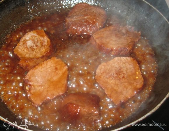 Ломтики говядины потемнели, пропитавшись соусом, а соус загустел. Готово!