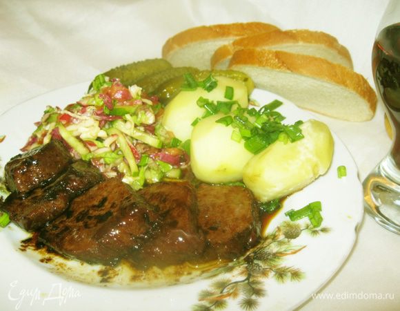 Ароматные куски мяса слегка кислые и острые. Соус слегка пахнет чесноком и зеленью. Мясо стало совсем мягким, сохранив лишь легкую упругость. 
Когда начинал готовить, мне казалось, что мяса многовато для одной порции, а теперь вижу что ошибался. Вкусная порция с горячей картошкой и хрустящим салатом.
