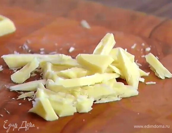 Шоколад порубить небольшими кусочками.