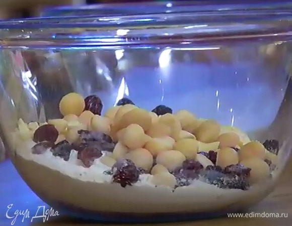 Муку перемешать с шоколадом, вишней, орехами (немного вишни и орехов оставить), сахаром, разрыхлителем и солью.