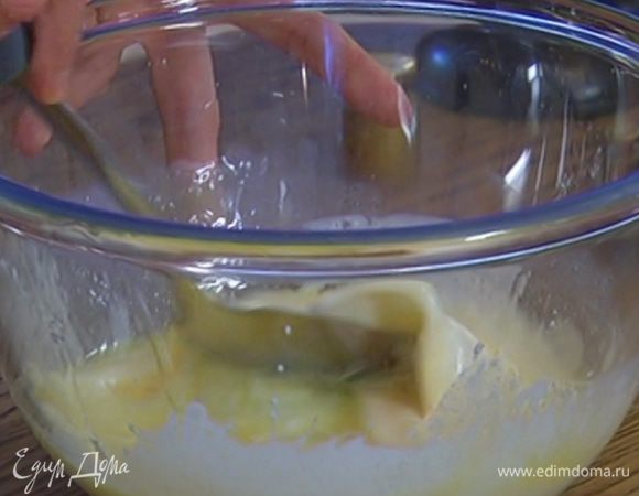 Молоко соединить со сметаной, влить растопленное сливочное масло, добавить яйцо и перемешать.