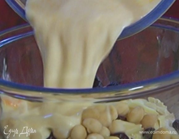 Молочно-яичную смесь влить к муке с орехами и шоколадом и вымешать тесто.