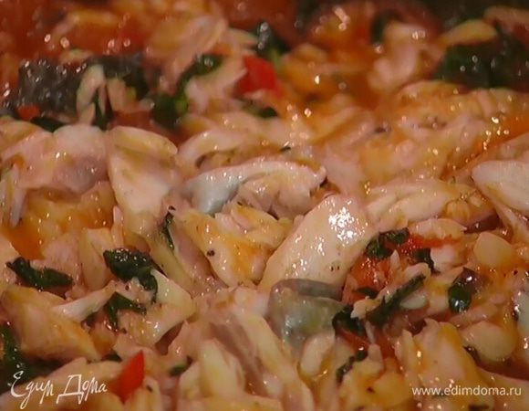 Когда рыба будет готова, не выключая газа прямо в сковороде разобрать ее на кусочки (кожу можно вынуть или оставить).