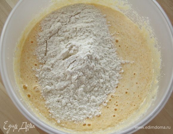 Добавить муку (примерно 4 ст.л.).