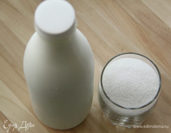 Молоко соединить с другими 200г сахара, довести до кипения.