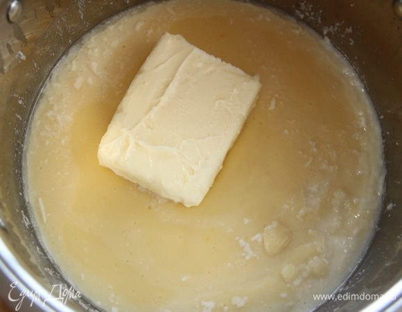 Добавить к крему размягчённое сливочное масло, взбить.