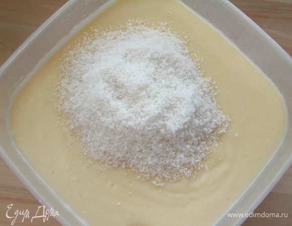 Добавить кокосовую стружку, перемешать. Если готовите для взрослых, можно добавить кокосового ликёра. Крем убрать в холодильник, идеально - до следующего дня.