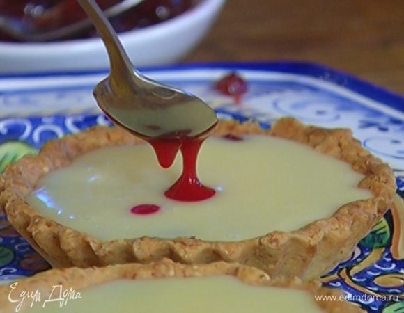 Сверху капнуть несколько капель протертой малины.
