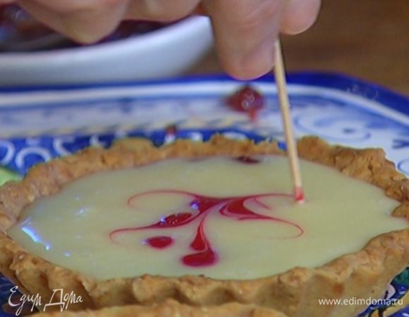  Зубочисткой сделать из малиновых капель узоры.