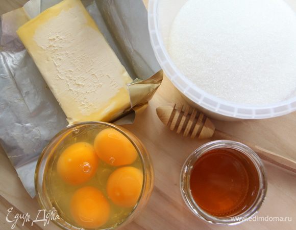 Готовим коржи. Подготовить ингредиенты. При готовке коржей миксер не понадобится, только венчик и руки!