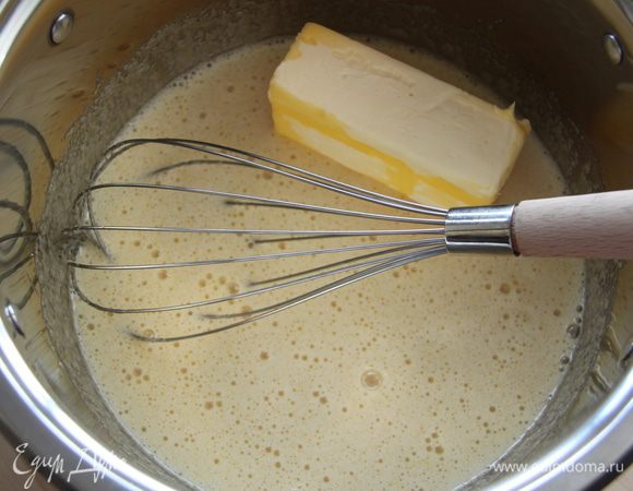 Соединить яйца, сахар, мёд и размягчённый маргарин. Смесь поставить на огонь. Постоянно помешивая, нагреть до растворения сахара.