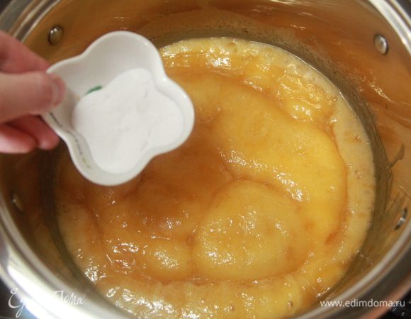 Добавить соду и довести до закипания, снять с огня.