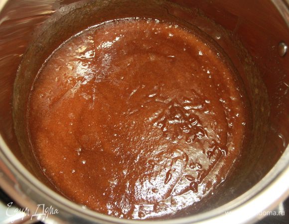 Тщательно перемешать. Получится масса красивого карамельного цвета. Дать смеси полностью остыть (лучше переложить в плоскую ёмкость для скорейшего остывания).