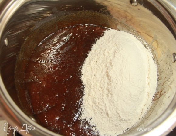 Соединить остывшую массу с просеянной мукой, добавляя муку партиями и вымешивая после каждого раза. Может потребоваться больше или меньше муки! Замесить тесто. Положить тесто в пакет в тёплое место минут на 30-40.