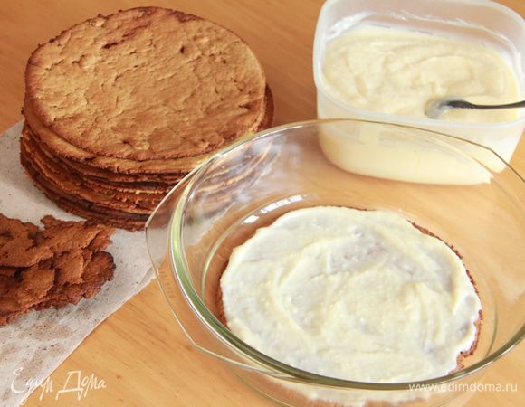 Сборка торта. Промазать каждый корж 2-3 ложками крема.