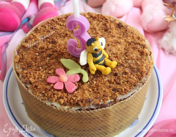 Дать торту настояться в холодильнике - сутки! Украсить в зависимости от торжества! Младшая дочь смотрит анимационный сериал про Пчёлку Майю (это, конечно, не тот мультик, который мы смотрели в детстве, а современный  мультфильм, сделанный с помощью компьютерных технологий), и я попыталась (только несильно смейтесь) вылепить пчелу...