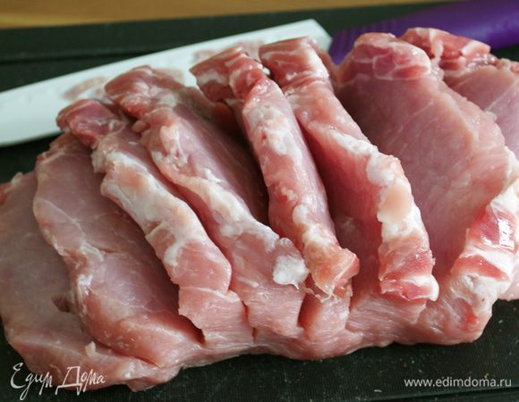 Духовку включить разогреваться на 200 С. Подготовить кусок свинины. Сделать острым ножом достаточно глубокие поперечные надрезы, но не разрезая до конца!