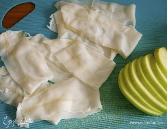 Зеленое яблоко разрезать пополам, удалить сердцевину и нарезать половинку яблоко (у Вас может уйти и больше) тонкими дольками. Сало нарезать тонкими полосочками.