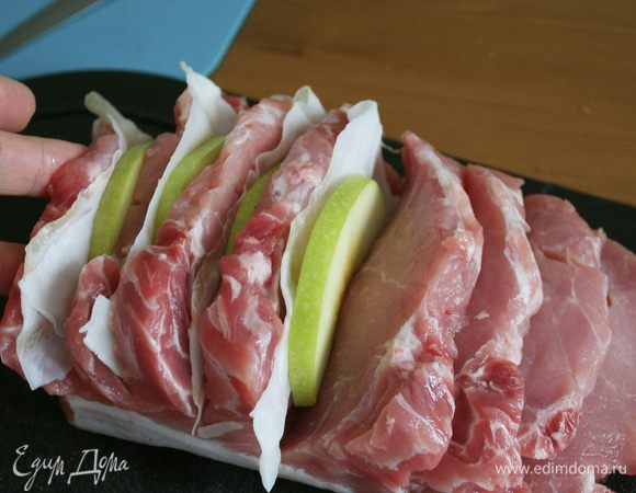 А затем просто начинить мясо... В каждый надрез положить по кусочку яблока и сала!