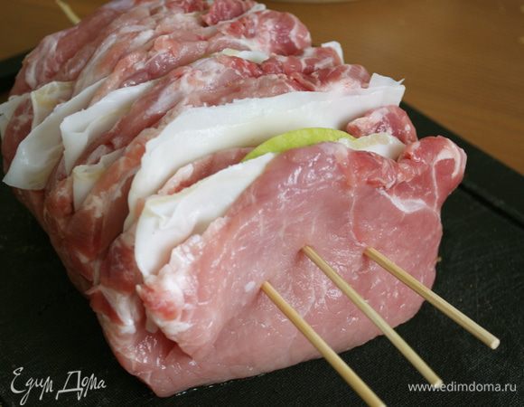 В конце скрепить вырезку, проткнув ее 3-4 бамбуковыми шпажками.