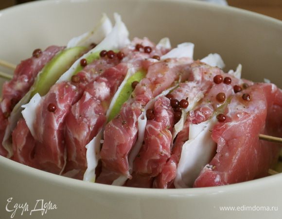 Огнеупорную форму (желательно с высокими бортиками) сбрызнуть оливковым маслом. Выложить мясо в форму. Посолить и поперчить по вкусу. Я добавила маринованный розовый перец горошком. Слегка сбрызнуть еще оливковым маслом сверху. Поставить запекаться в разогретую духовку на первые 45 минут.