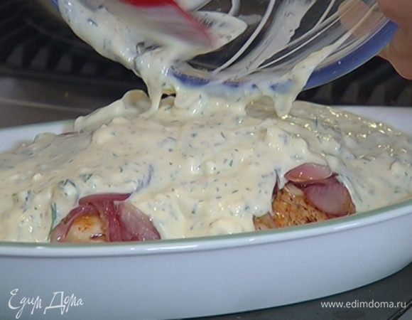 Залить грудки йогуртовым соусом и отправить в разогретую духовку.