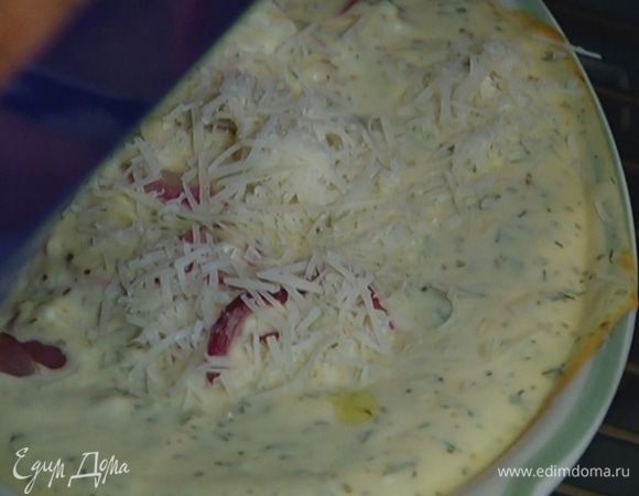 Через 20 минут посыпать натертым пармезаном и запекать еще 25 минут.